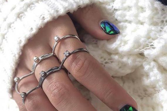 Маникюр «Битое стекло»: супер-модный дизайн ногтей этого сезона