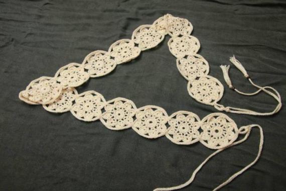 Cinto de crochê: diagrama e descrição de produtos densos feitos de anéis e rendas de fita Cintos de malha e padrões de cintos de crochê
