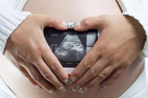 Perché il feto ha l'intestino iperecogeno e come viene trattato?
