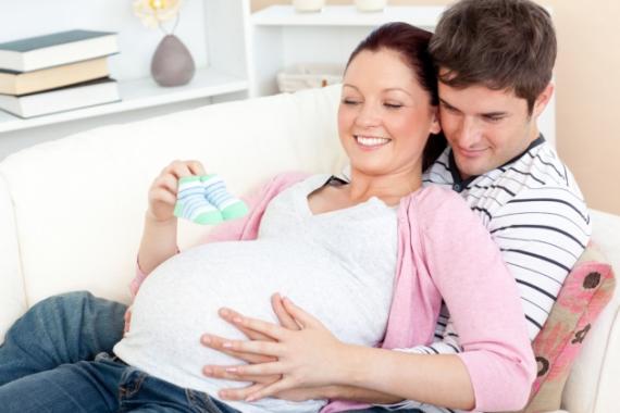 Condizione di una donna nel secondo trimestre di gravidanza Forza nel secondo trimestre