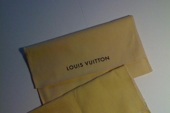 How to distinguish real Louis Vuitton bags from fakes?